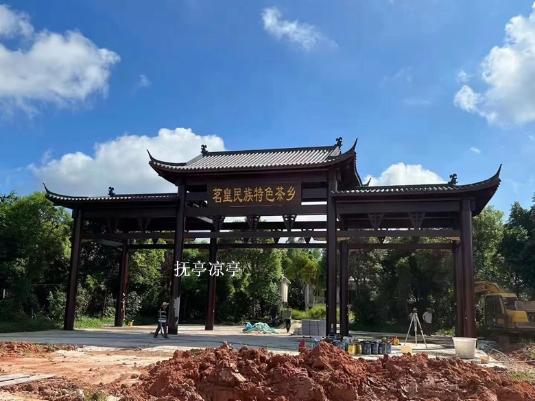 農村村口仿古門樓牌坊