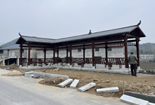 湖北黃岡市客戶(hù)安裝的防腐木樹(shù)脂瓦長(zhǎng)廊